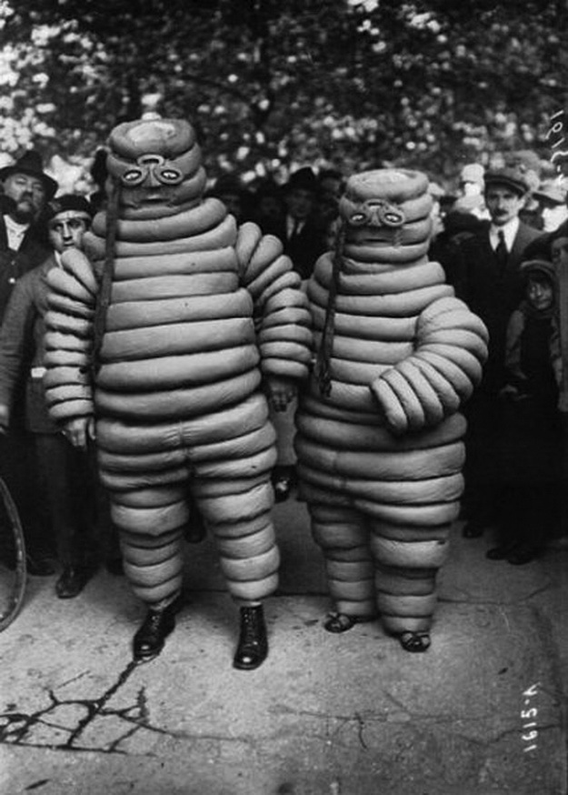 Fete sportive à la commune libre de Montmartre, avec les deux bibendum