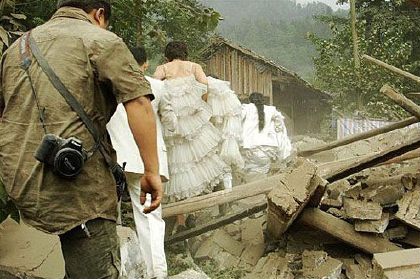 Wedding during Chinese earthquake